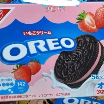 Oreo strawberry Sandwich Cookies 120gm